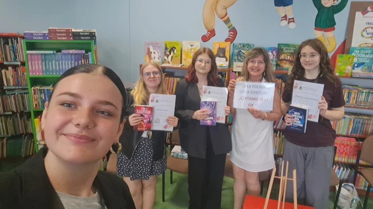 „Czytanie jest ok !!!”. Nowodworek czyta dzieciom.